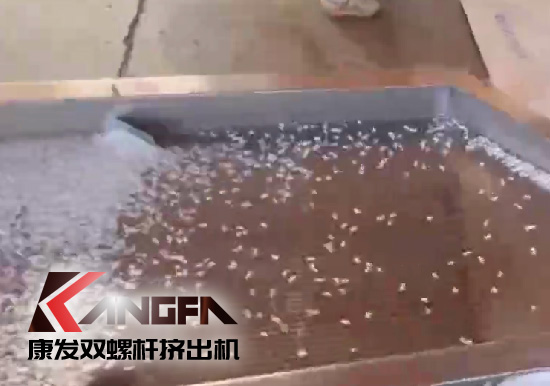 雙螺桿擠出機制造！追求品質，精益求精！康發雙螺桿帶料試機